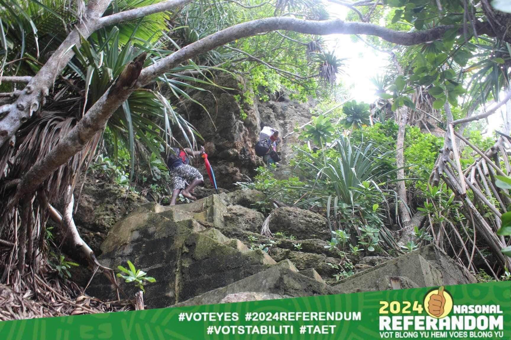 Electrol Ofis i rikodem 249,140 rejista vota blong vot long 352 polling stesen raonem Vanuatu